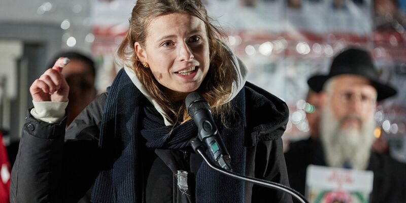 Klimaschutzaktivistin Luisa Neubauer spricht während der Gedenkveranstaltung zum 85. Jahrestag der Pogromnacht in Hamburg. - Foto: Georg Wendt/dpa