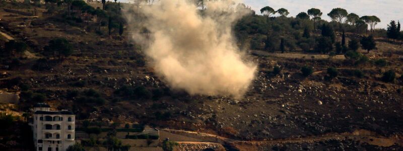 Rauch steigt auf nach israelischem Artilleriebeschuss in der Nähe von Kafr Shuba, Libanon. - Foto: Ali Hashisho/XinHua/dpa