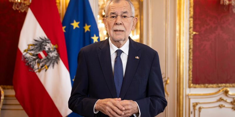 Alexander Van der Bellen spricht zum Nationalfeiertag in der Präsidentschaftskanzlei in Wien. In Moldau kam es zu einem tierischen Zwischenfall. - Foto: Peter Lechner/BUNDESHEER/APA/dpa