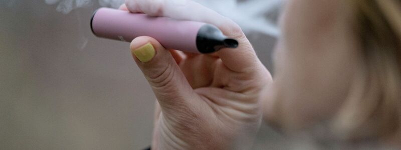 Der Konsum von E-Zigaretten gilt als gefährlich. (Symbolbild) - Foto: Marijan Murat/dpa/dpa-tmn