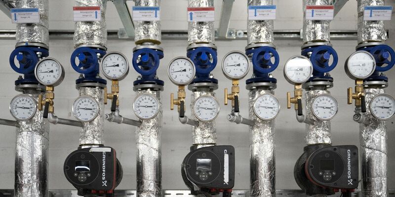 Heizungsrohre im Keller des Friedrichstadt-Palastes in Berlin. Kommunen müssen künftig Wärmepläne erstellen. (Symbolbild) - Foto: Sebastian Gollnow/dpa