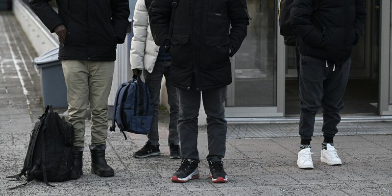 Migranten kommen nach ihrer Ausreise aus Russland an der Nuijamaa-Grenzstation zwischen Russland und Finnland an. - Foto: Vesa Moilanen/Lehtikuva via AP/dpa