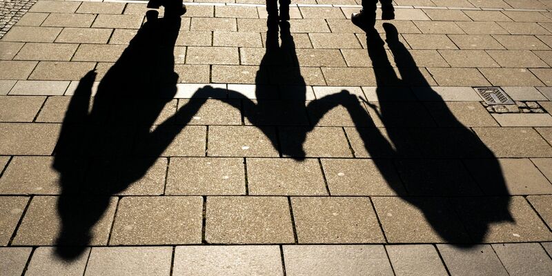 Heute gilt: Paare können bis zu einem zu versteuernden Jahreseinkommen von 300.000 Euro Elterngeld bekommen. - Foto: Peter Kneffel/dpa