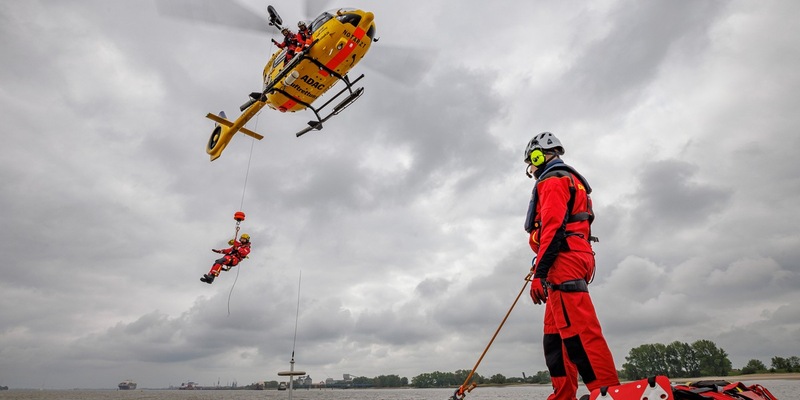 Christoph Hansa bleibt bis Mitte 2025 gelb: Mit Rettungswinde bis zu zwölf Minuten schneller - Foto: presseportal.de