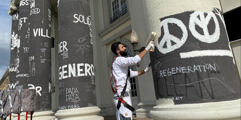 Am Tag nach dem Ende der documenta fifteen werden die Säulen des Fridericianums in Kassel übermalt. - Foto: Uwe Zucchi/dpa