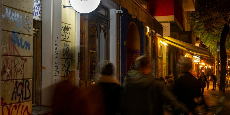 Passanten am Abend in Neukölln. - Foto: Monika Skolimowska/dpa
