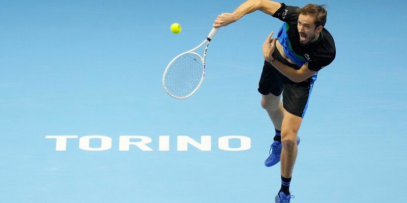 Daniil Medwedew musste sich gegen Wimbledon-Sieger Carlos Alcaraz geschlagen geben. - Foto: Antonio Calanni/AP/dpa