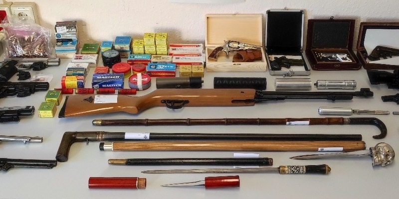 ZOLL-H: Umfangreiche Waffen- und Munitionssammlung bei 59-Jährigem in Salzgitter Bad sichergestellt - Foto: presseportal.de