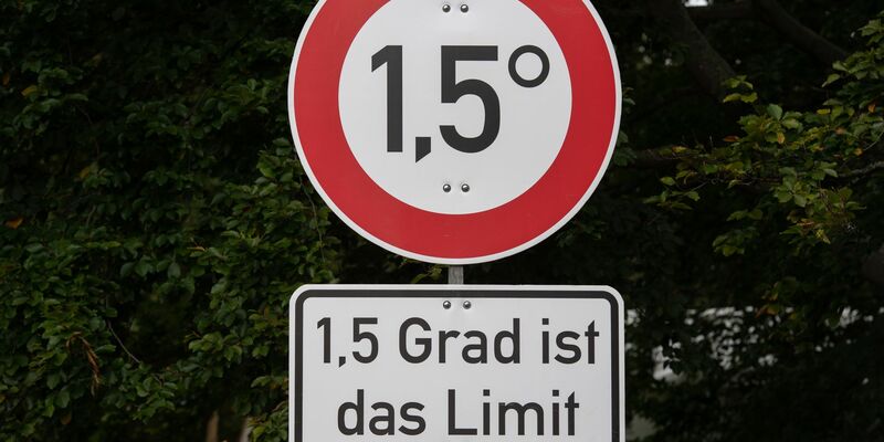 Mit diesen Schildern machen Klima-Aktivisten auf das Ziel des Pariser Klimaabkommens aufmerksam. - Foto: Paul Zinken/dpa