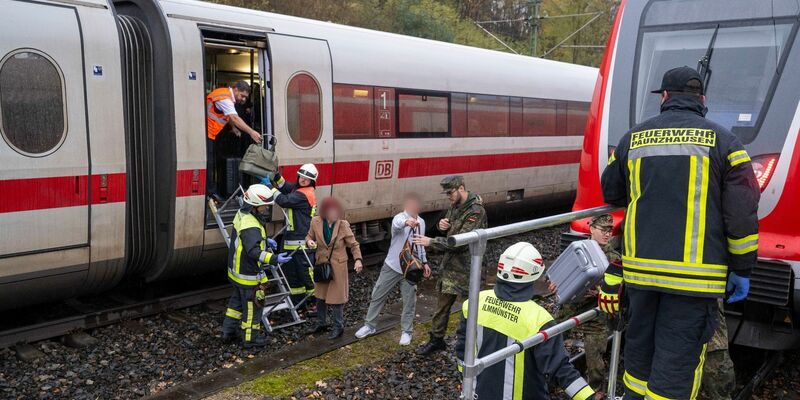 In Bayern sind ein ICE und ein Regionalzug kollidiert, aber nicht entgleist. - Foto: Peter Kneffel/dpa