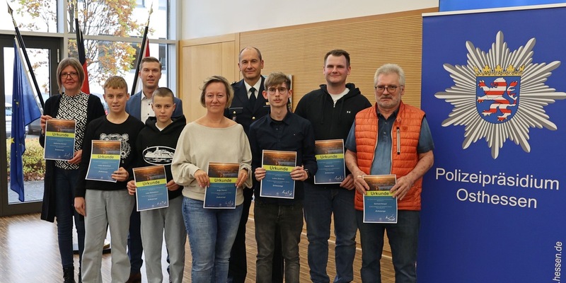 POL-OH: Helfen statt Handy zücken: Polizeipräsident Tegethoff dankt verdienten Bürgerinnen und Bürgern für Zivilcourage - Foto: presseportal.de