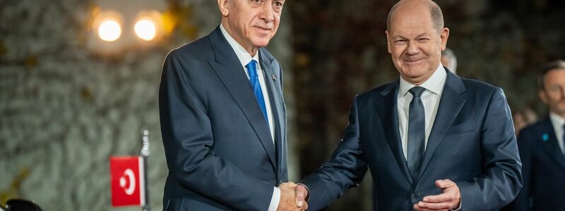 Bundeskanzler Olaf Scholz (SPD, r) empfängt den türkischen Präsidenten Recep Tayyip Erdogan zu einem Gespräch im Bundeskanzleramt. - Foto: Michael Kappeler/dpa