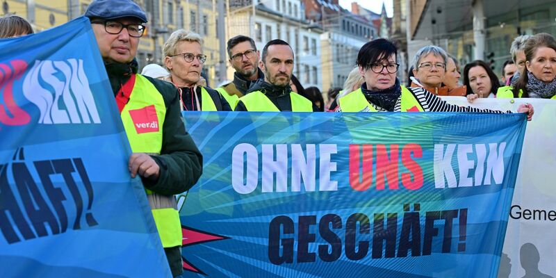 Beschäftigte verschiedener Einzelhandelsunternehmen demonstrierten am 10. November in Erfurt. - Foto: Martin Schutt/dpa