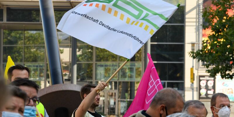 Teilnehmende einer Kundgebung der Gewerkschaft Deutscher Lokomotivführer (GDL) vor dem Hauptbahnhof in Magdeburg. - Foto: Soeren Stache/dpa-Zentralbild/dpa