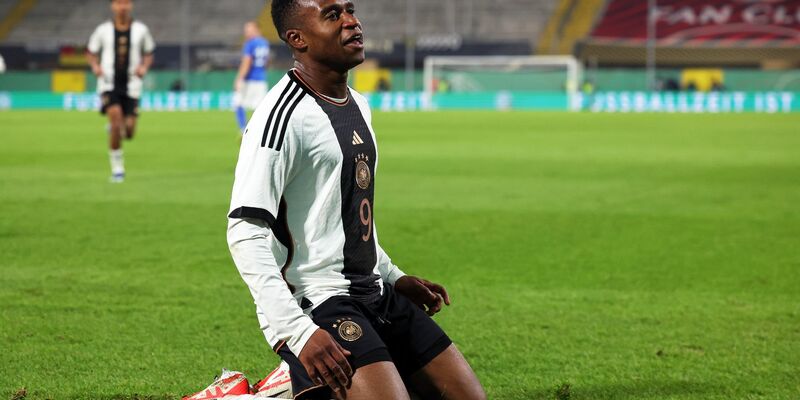 Deutschlands Torschütze Youssoufa Moukoko feiert seinen Treffer zum 2:0. - Foto: Friso Gentsch/dpa