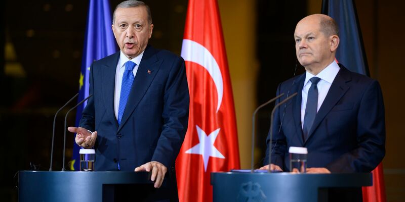 Bundeskanzler Olaf Scholz (r.) und Recep Tayyip Erdogan während ihrer gemeinsamen Pressekonferenz im Kanzleramt. - Foto: Bernd von Jutrczenka/dpa