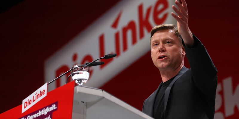 Linken-Chef Martin Schirdewan spricht auf dem Parteitag in Augsburg. - Foto: Karl-Josef Hildenbrand/dpa