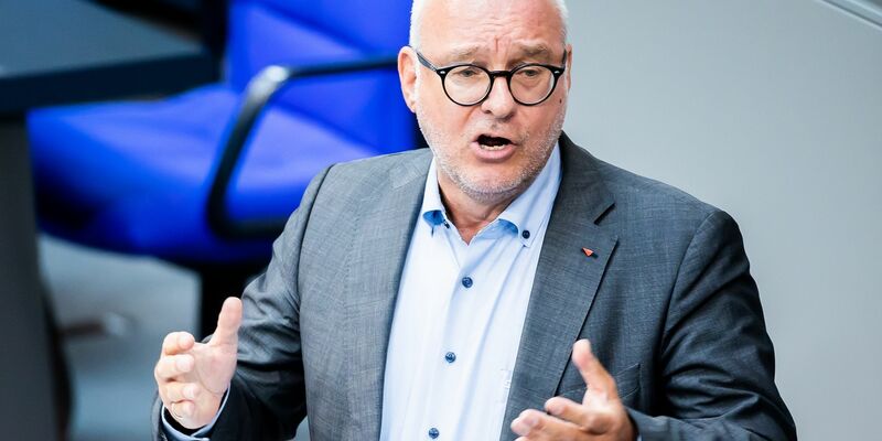 Laut dem Linken-Abgeordneten Matthias Birkwald sind die Sozialbeiträge gerade für Menschen mit niedrigen und mittleren Einkommen eine hohe Belastung. - Foto: Christoph Soeder/dpa