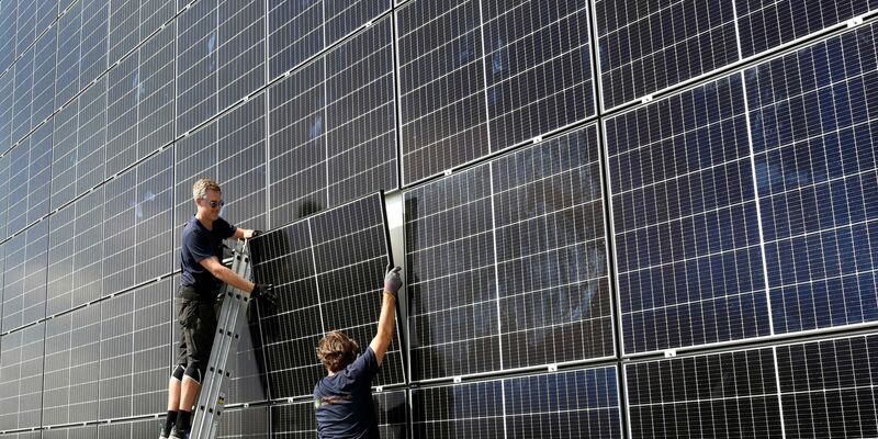 Die Fachkräftelücke in Deutschland befindet sich mit saisonbereinigt gut 510.000 offenen Stellen auf einem hohen Niveau. - Foto: Waltraud Grubitzsch/dpa