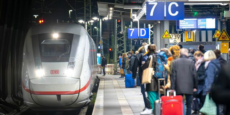 Gibt es bald erneut Bahnstreiks? Die Gewerkschaft GDL plant eine Urabstimmung. - Foto: Sina Schuldt/dpa