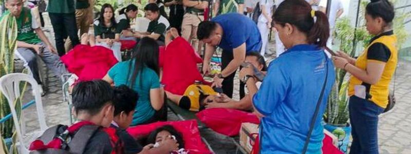 Freiwillige kümmern sich um Menschen, die von dem Erdbeben betroffen sind, das General Santos City im Süden der Philippinen erschüttert hat. - Foto: Uncredited/PHILIPPINE RED CROSS/AP/dpa