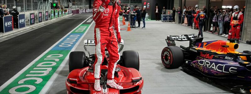 Ferrari-Pilot Charles Leclerc jubelt in Las Vegas über die Pole-Position. - Foto: John Locher/AP