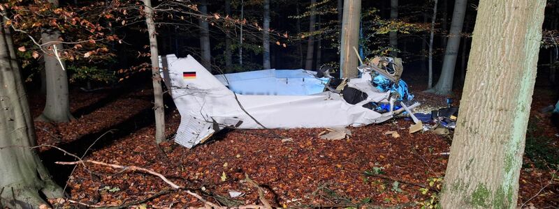 Das Wrack des Kleinflugzeugs. Ein Mensch starb bei dem Absturz in der Nähe von Hünxe in NRW. - Foto: Feuerwehr Bottrop/dpa