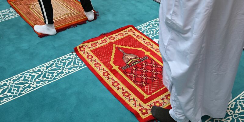 Männer beten in einer Moschee (Symbolbild). - Foto: Arne Dedert/dpa