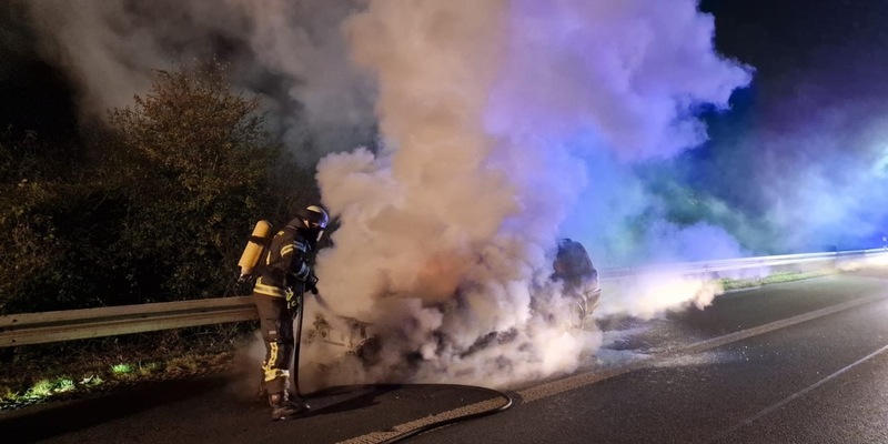 FW-WRN: FEUER_1 - LZ1 - Fahrzeugbrand PKW - Foto: presseportal.de