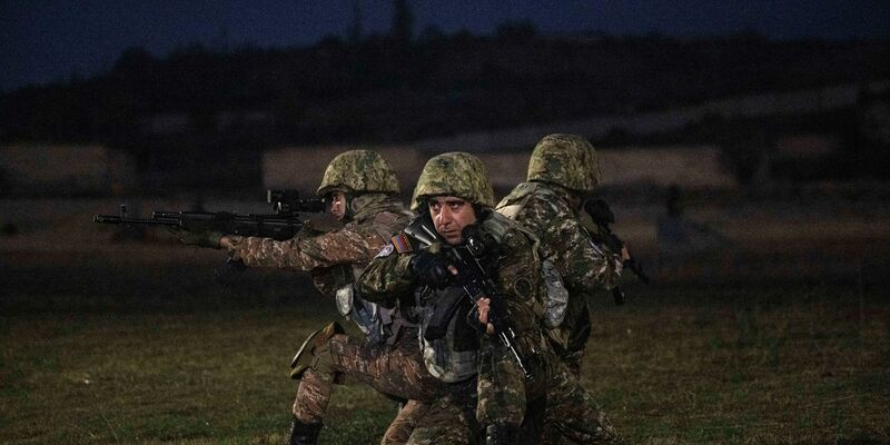 Armenische Soldaten nehmen an einer Nachtübung teil. - Foto: Hannes P. Albert/dpa