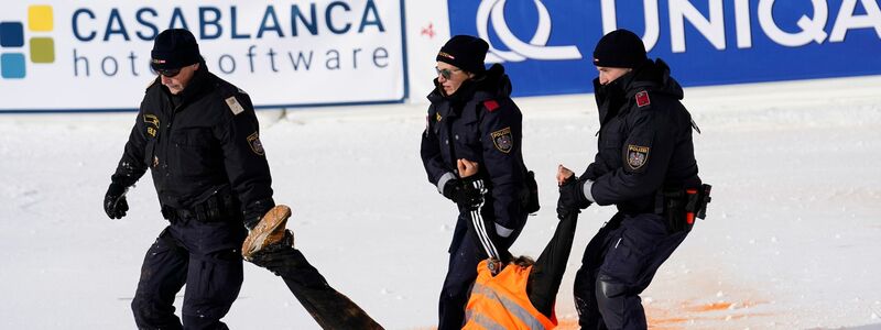 Ein Demonstrant wird in Gurgel aus dem Zielbereich gebracht. - Foto: Piermarco Tacca/AP/dpa