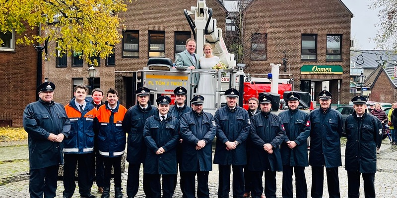 FW Tönisvorst: Hoch hinaus für das Brautpaar! - Foto: presseportal.de