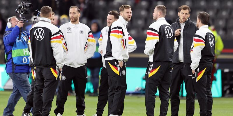 Das DFB-Team bei der Platzbegehung in Berlin. - Foto: Andreas Gora/dpa