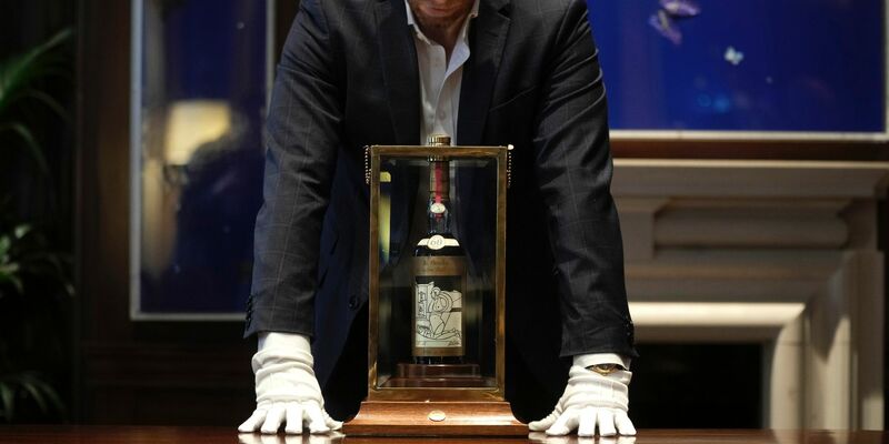 Über 2,1 Millionen Pfund war einem Käufer die Flasche des «The Macallan 1926 Adami» wert. - Foto: Kin Cheung/AP