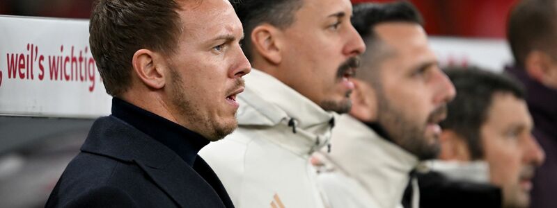 Konzentriert: Bundestrainer Julian Nagelsmann und sein Assistent Sandro Wagner bei der Nationalhymne. - Foto: Robert Michael/dpa