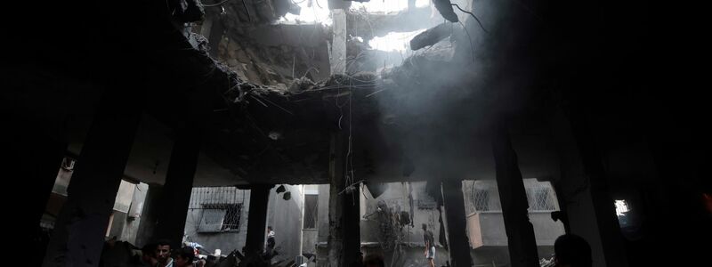Rauch steigt nach einem israelischen Luftangriff über Gebäuden auf. - Foto: Mohammed Dahman/AP/dpa