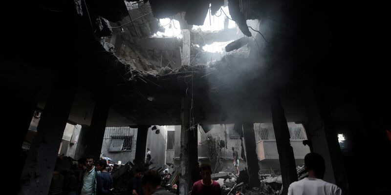 Eine palästinensische Familie flieht vor der israelischen Bodenoffensive. - Foto: Mohammed Dahman/AP/dpa