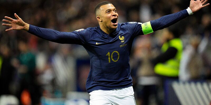 Frankreichs Superstar Kylian Mbappé jubelt über ein Tor. - Foto: Daniel Cole/AP