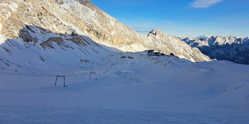 Am 1. Dezember will die Zugspitze in die Wintersaison starten. - Foto: Bayerische Zugspitzbahn./dpa