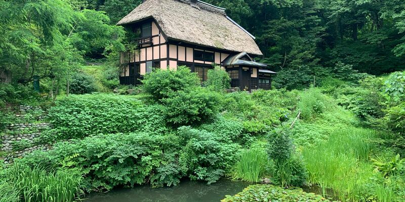 Das Wohnhaus des deutschen Architekten Karl Bengs in den Bergen der Präfektur Niigata. Es handelt sich um ein von ihm renoviertes «Kominka», ein mit alter japanischer Baukunst errichtetes jahrhundertealtes Landhaus. - Foto: Lars Nicolaysen/dpa