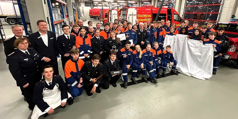 FW-PI: Sparkasse Südholstein unterstützt Jugendfeuerwehren mit 7500 Euro - Foto: presseportal.de