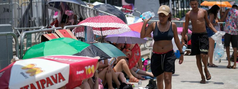 Straßenhändler verkaufen vor dem Konzert von Taylor Swift vor dem Olympiastadion in Rio Wasserflaschen. - Foto: Silvia Izquierdo/AP/dpa