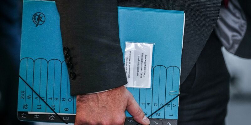 Der Haushaltsentwurf 2024 in Papierform. - Foto: Kay Nietfeld/dpa
