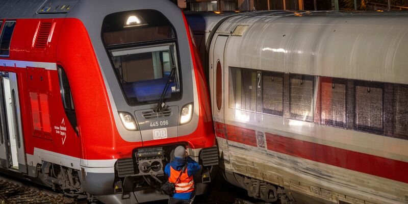 Ein Regionalzug (l) streifte am 17.11.  einen ICE. Jetzt ist die Fernverkehrsstrecke wieder frei. - Foto: Peter Kneffel/dpa