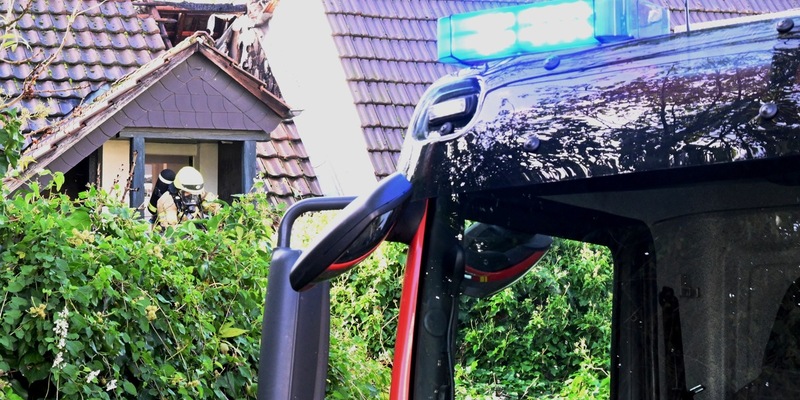 FW Pulheim: Wohnungsbrand greift auf Dachstuhl über - Foto: presseportal.de