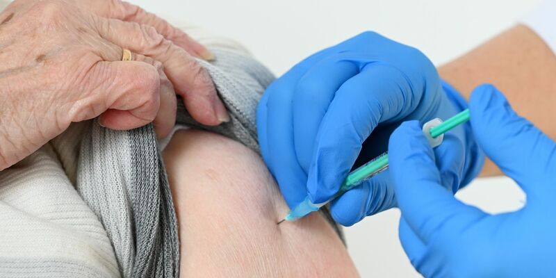 Ärzte empfehlen für Risikogruppen eine Impfung gegen Covid-19. - Foto: Uwe Zucchi/dpa