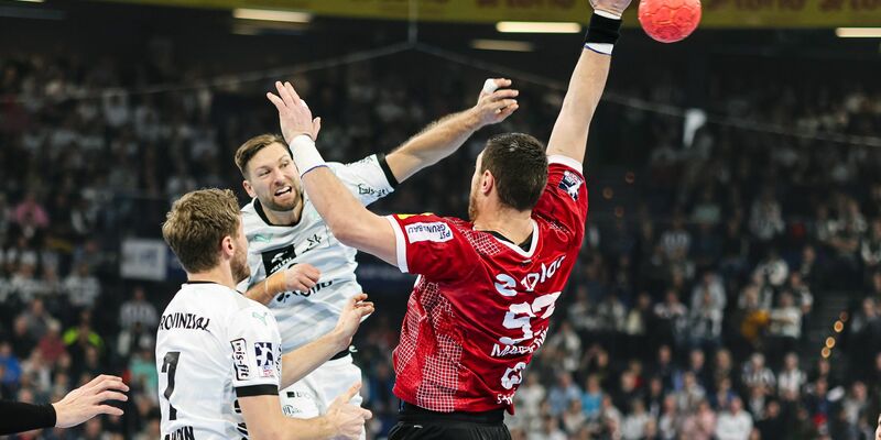 Kiels Harald Reinkind (M) wirft auf das Tor. - Foto: Frank Molter/dpa