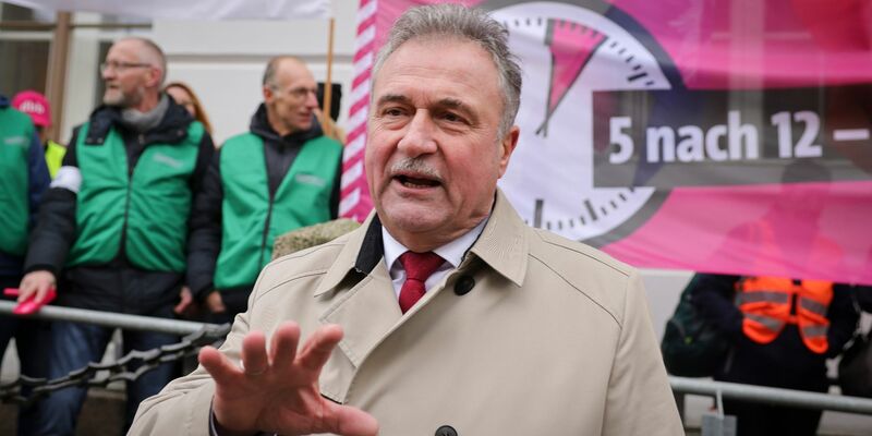 GDL-Chef Claus Weselsky kritisiert «Nieten in Nadelstreifen, mit Millionengehältern», die «keine Ahnung» hätten, «wie man eine Eisenbahn organisiert». - Foto: Christian Charisius/dpa