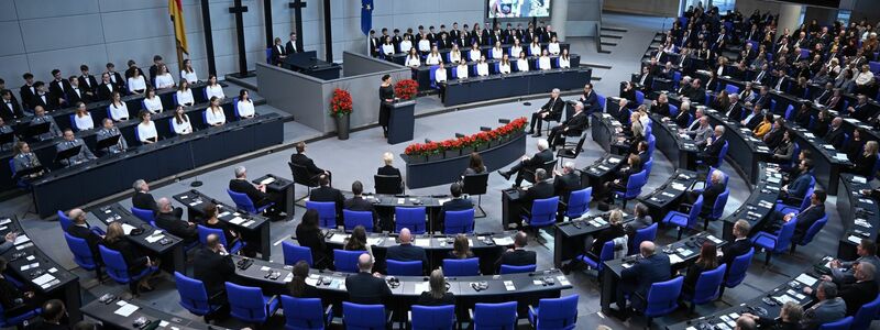 Die zentrale Gedenkstunde zum Volkstrauertag fand im Bundestag in Berlin statt. - Foto: Britta Pedersen/dpa