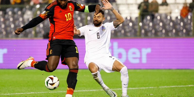 Belgiens Romelu Lukaku (l) erzielt seinen vierten Treffer zum 4:0. - Foto: Geert Vanden Wijngaert/AP